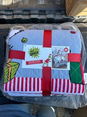 The Grinch Quilt & Shams Set